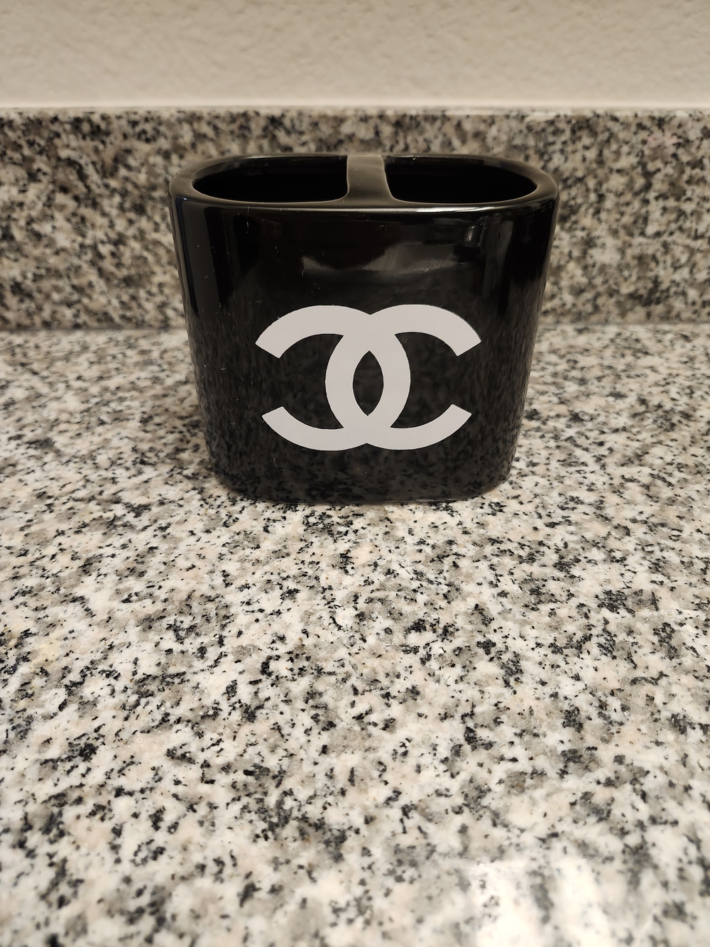 Luxury Black High Gloss Toothbrush Holder – White Logo Detail - Picture 1 of 4